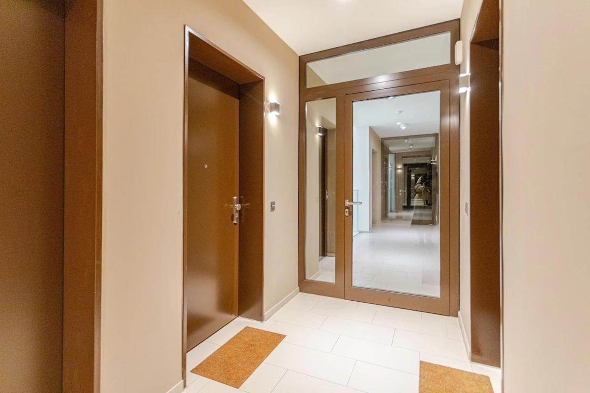 Hj 18 By Rockchair L Superhost Status L Super Flat, 2 Bedrooms 2 Bathrooms Balcony Elevator Welcomes You! Apartment