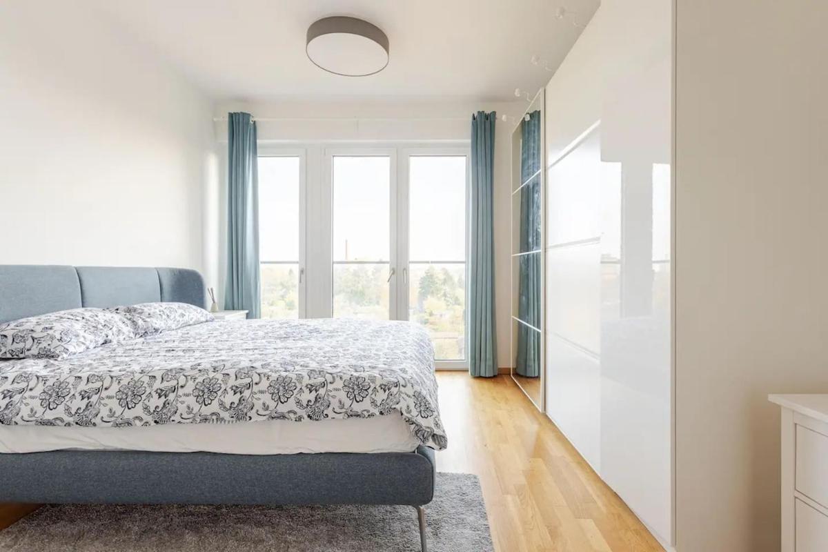 Hj 18 By Rockchair L Superhost Status L Super Flat, 2 Bedrooms 2 Bathrooms Balcony Elevator Welcomes You! Berlin
