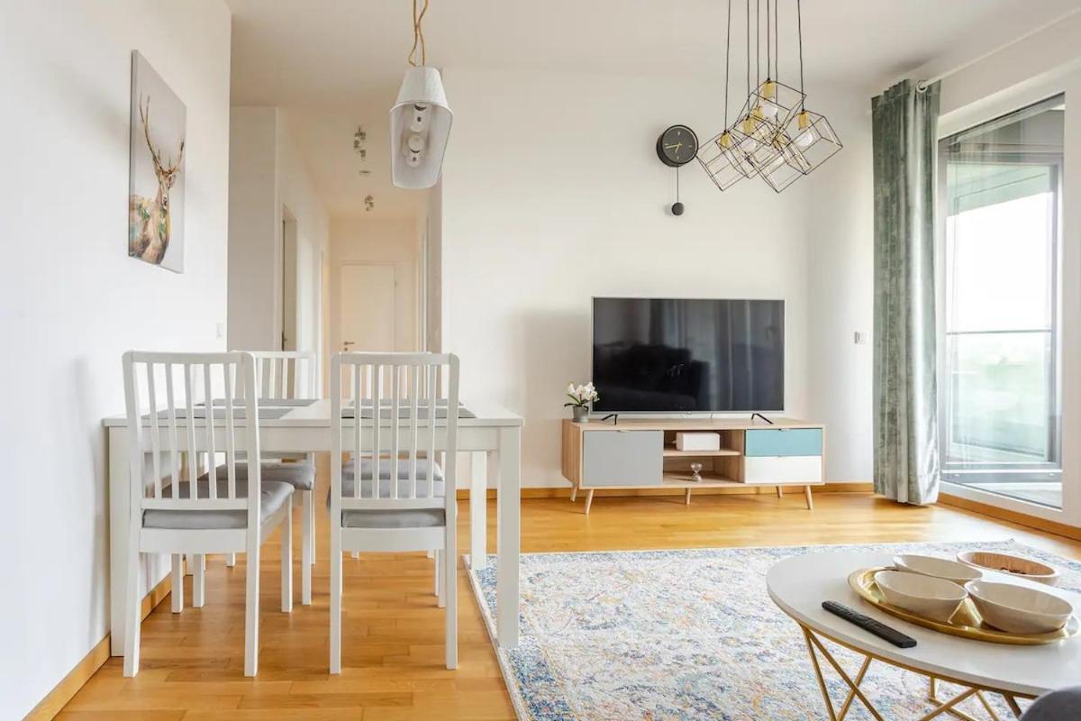 Hj 18 By Rockchair L Superhost Status L Super Flat, 2 Bedrooms 2 Bathrooms Balcony Elevator Welcomes You! * Berlin