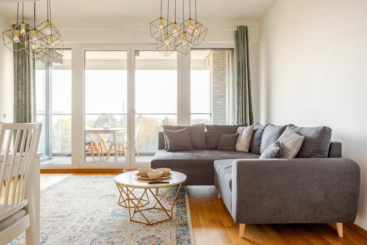 Hj 18 By Rockchair L Superhost Status L Super Flat, 2 Bedrooms 2 Bathrooms Balcony Elevator Welcomes You! * Berlin