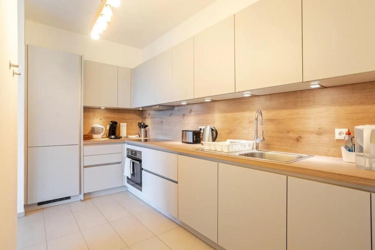 Hj 18 By Rockchair L Superhost Status L Super Flat, 2 Bedrooms 2 Bathrooms Balcony Elevator Welcomes You! Apartment *