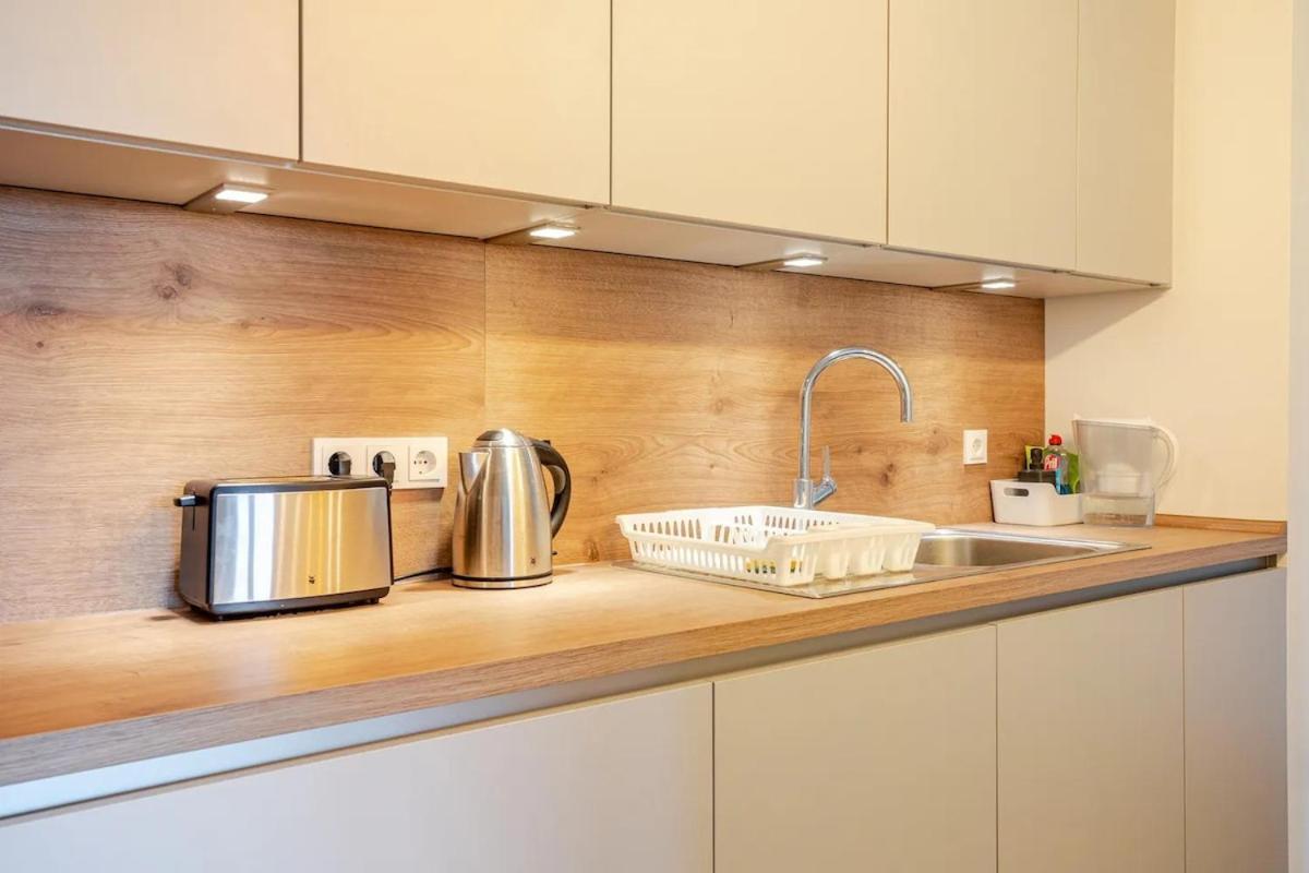 Apartment Hj 18 By Rockchair L Superhost Status L Super Flat, 2 Bedrooms 2 Bathrooms Balcony Elevator Welcomes You! *