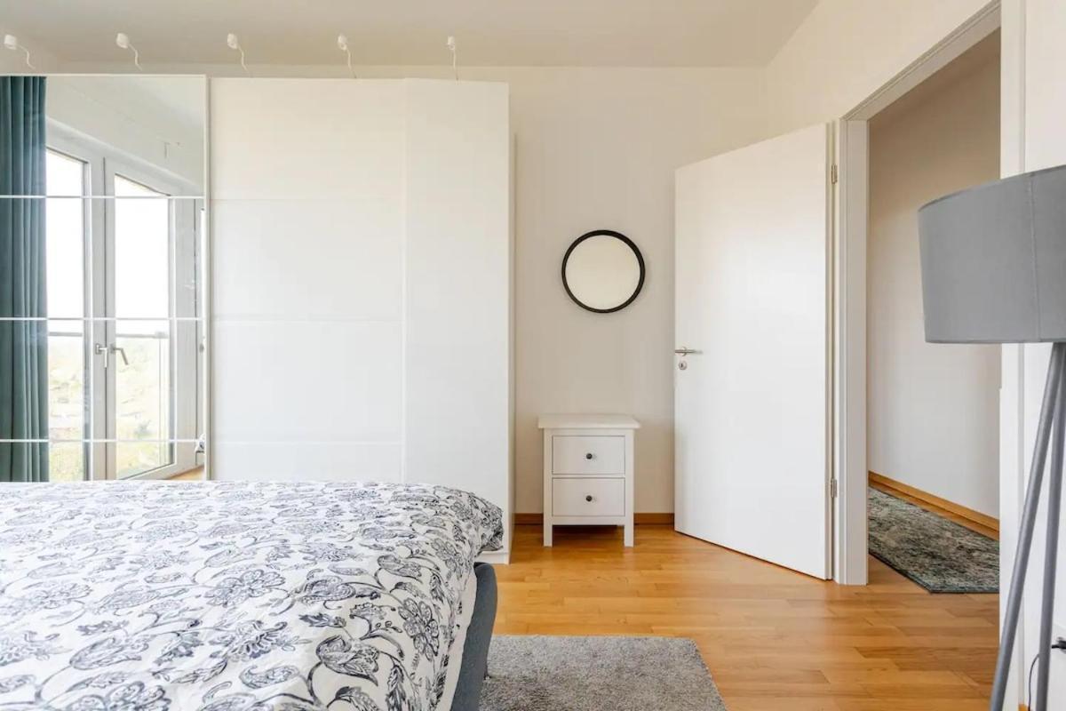 Hj 18 By Rockchair L Superhost Status L Super Flat, 2 Bedrooms 2 Bathrooms Balcony Elevator Welcomes You! Berlin
