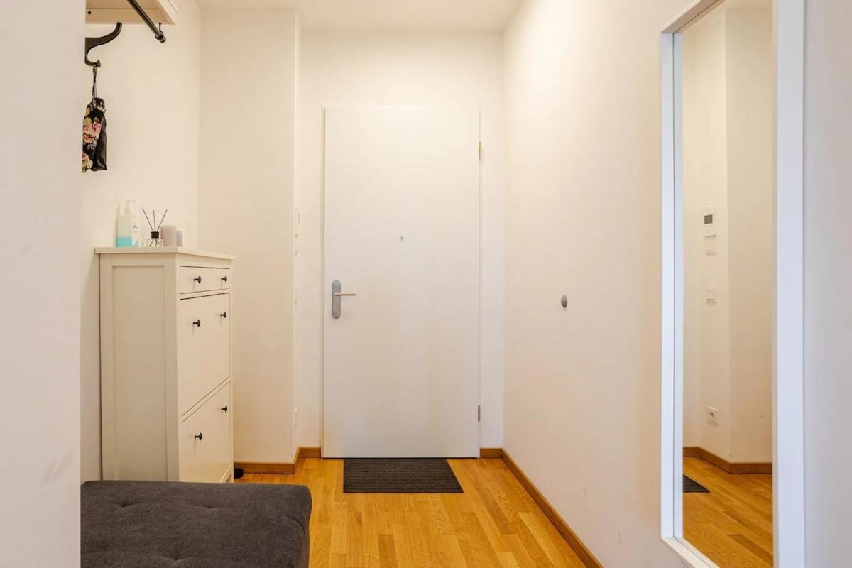 Hj 18 By Rockchair L Superhost Status L Super Flat, 2 Bedrooms 2 Bathrooms Balcony Elevator Welcomes You! Apartment *