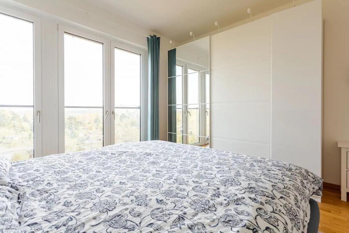 Hj 18 By Rockchair L Superhost Status L Super Flat, 2 Bedrooms 2 Bathrooms Balcony Elevator Welcomes You! Apartment *