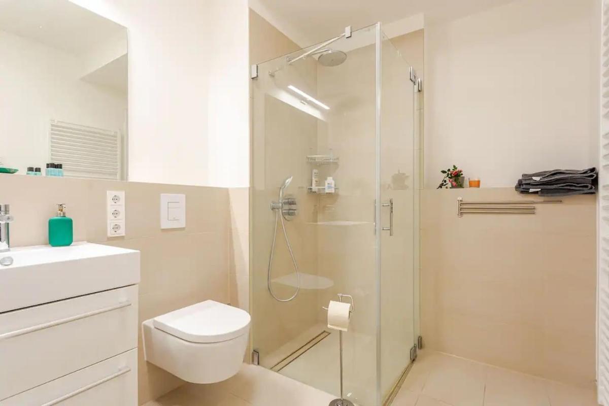Hj 18 By Rockchair L Superhost Status L Super Flat, 2 Bedrooms 2 Bathrooms Balcony Elevator Welcomes You! Berlin