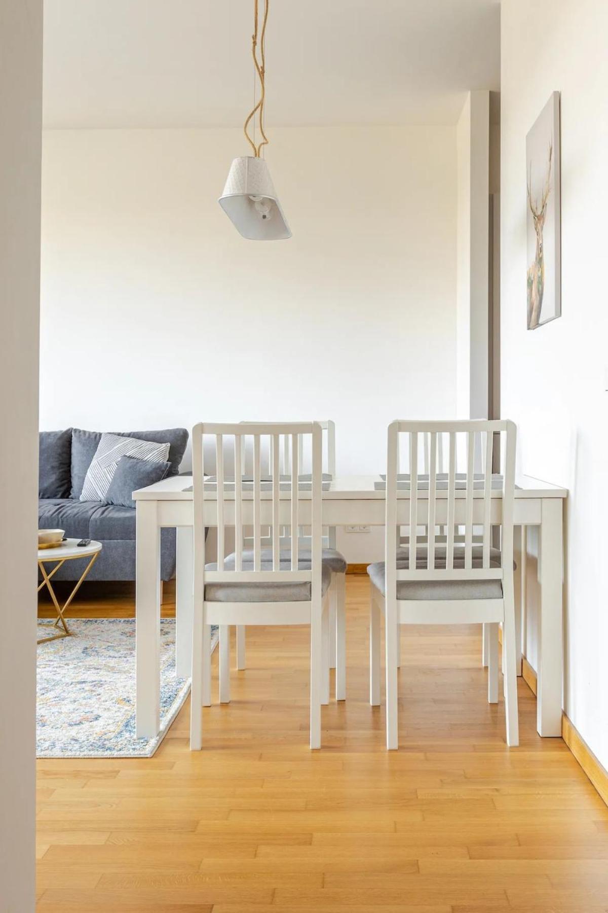 Apartment Hj 18 By Rockchair L Superhost Status L Super Flat, 2 Bedrooms 2 Bathrooms Balcony Elevator Welcomes You!