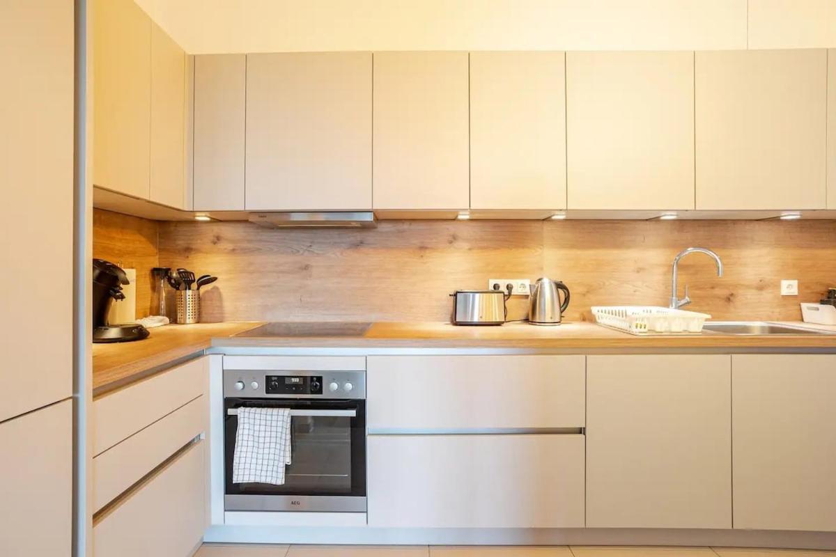 Apartment Hj 18 By Rockchair L Superhost Status L Super Flat, 2 Bedrooms 2 Bathrooms Balcony Elevator Welcomes You! *