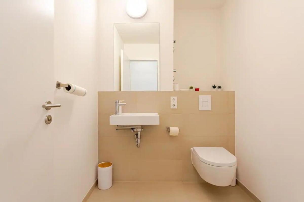 Hj 18 By Rockchair L Superhost Status L Super Flat, 2 Bedrooms 2 Bathrooms Balcony Elevator Welcomes You! Apartment Berlin