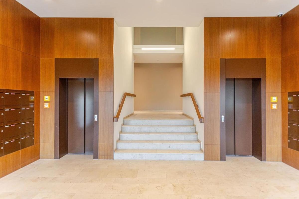 Hj 18 By Rockchair L Superhost Status L Super Flat, 2 Bedrooms 2 Bathrooms Balcony Elevator Welcomes You! *