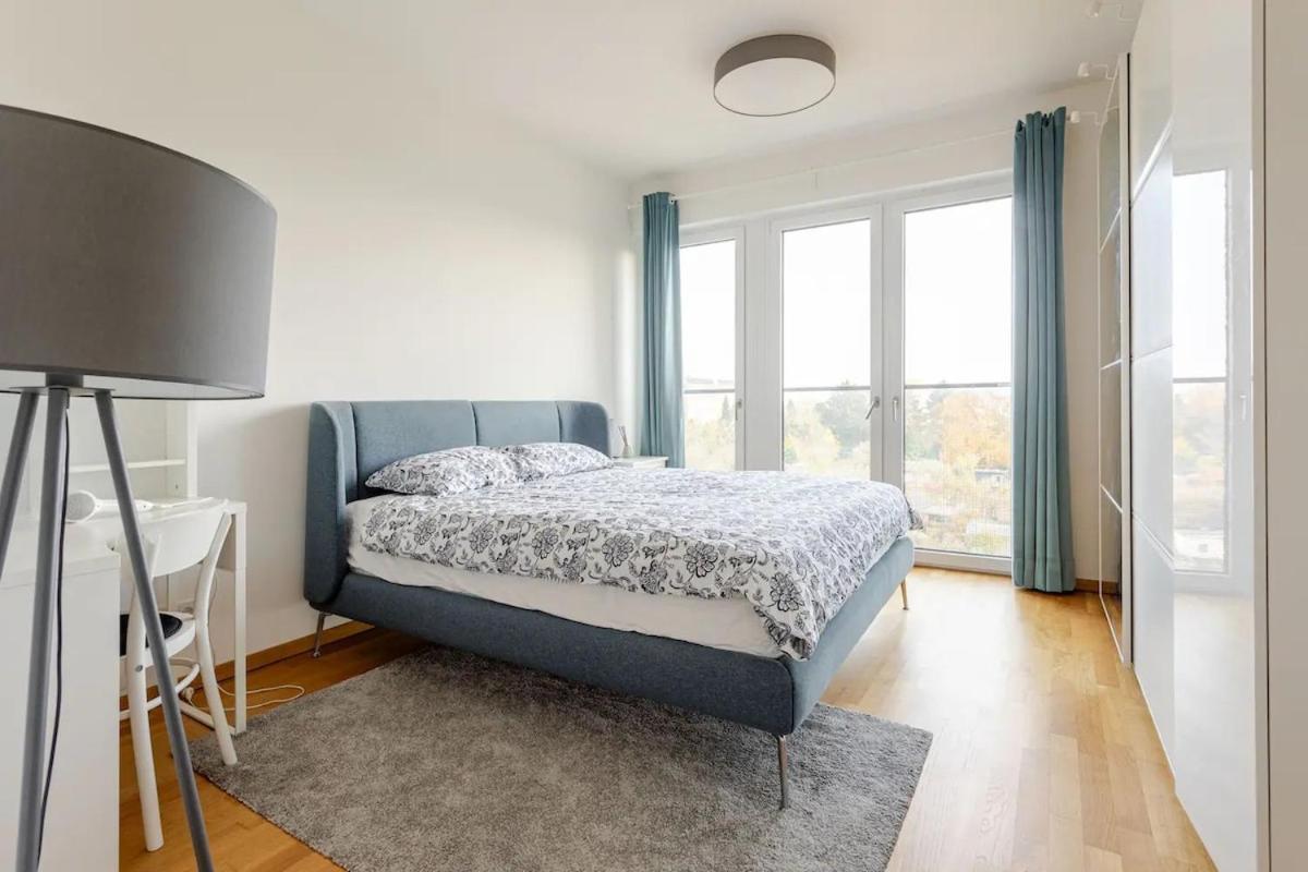 Hj 18 By Rockchair L Superhost Status L Super Flat, 2 Bedrooms 2 Bathrooms Balcony Elevator Welcomes You! Apartment