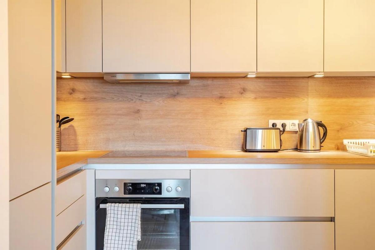 Apartment Hj 18 By Rockchair L Superhost Status L Super Flat, 2 Bedrooms 2 Bathrooms Balcony Elevator Welcomes You!
