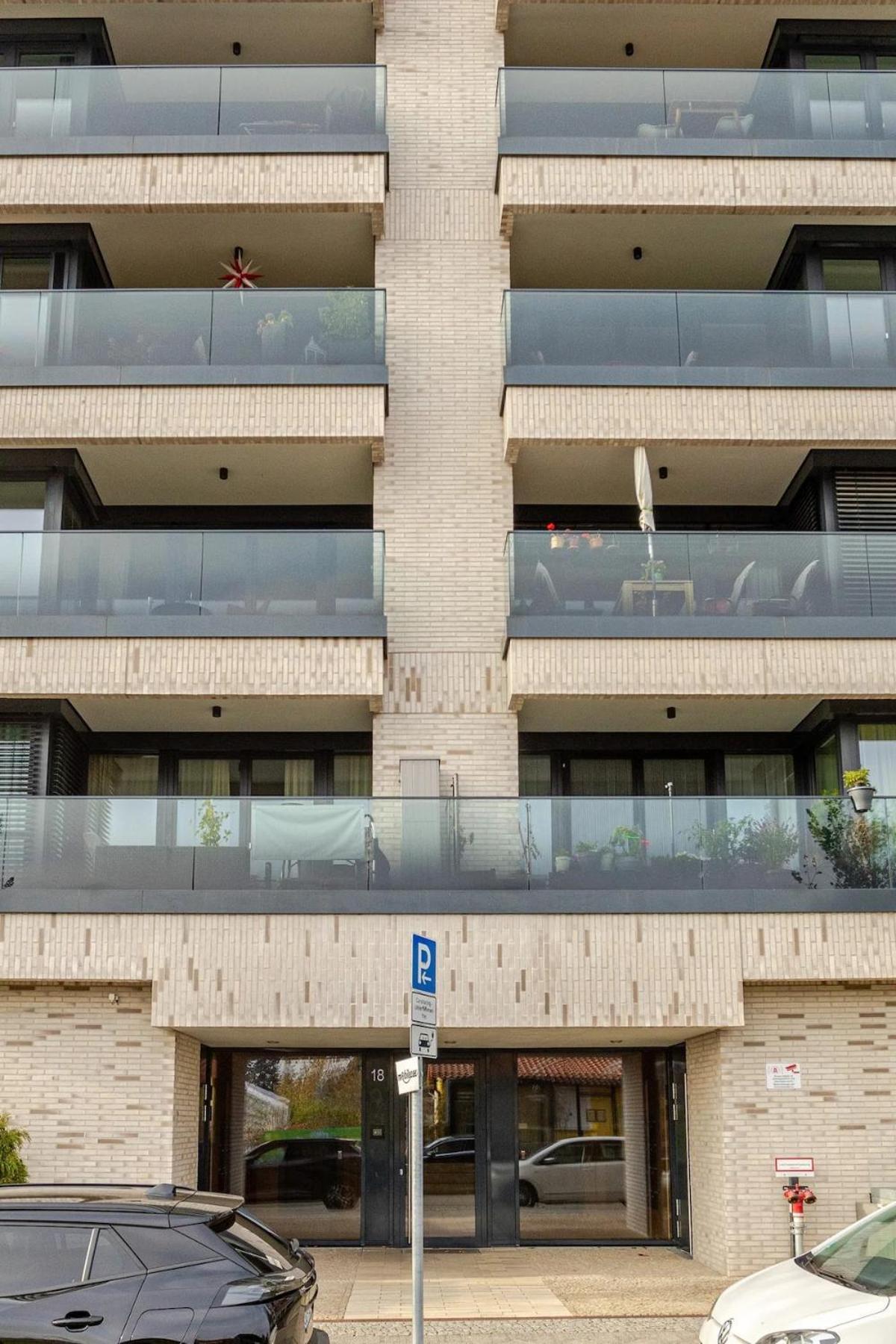 Apartment Hj 18 By Rockchair L Superhost Status L Super Flat, 2 Bedrooms 2 Bathrooms Balcony Elevator Welcomes You! Berlin