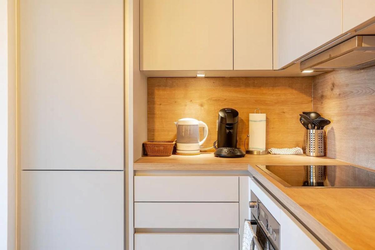 Apartment Hj 18 By Rockchair L Superhost Status L Super Flat, 2 Bedrooms 2 Bathrooms Balcony Elevator Welcomes You! Berlin
