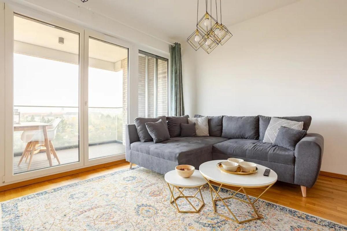 Hj 18 By Rockchair L Superhost Status L Super Flat, 2 Bedrooms 2 Bathrooms Balcony Elevator Welcomes You! Apartment